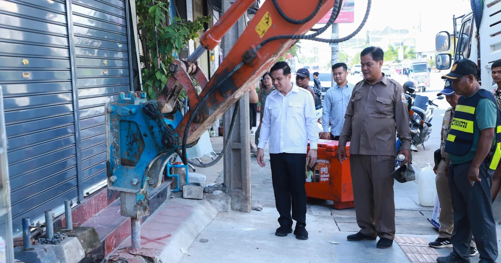 អាជ្ញាធរខេត្តកណ្តាល បន្តចុះរៀបចំសណ្តាប់ធ្នាប់តាមផ្លូវជាតិលេខ២១ ក្នុងក្រុងតាខ្មៅ ដើម្បីលើកកម្ពស់សោភ័ណ្ឌភាព និងកាត់បន្ថយការកកស្ទះចរាចរណ៍