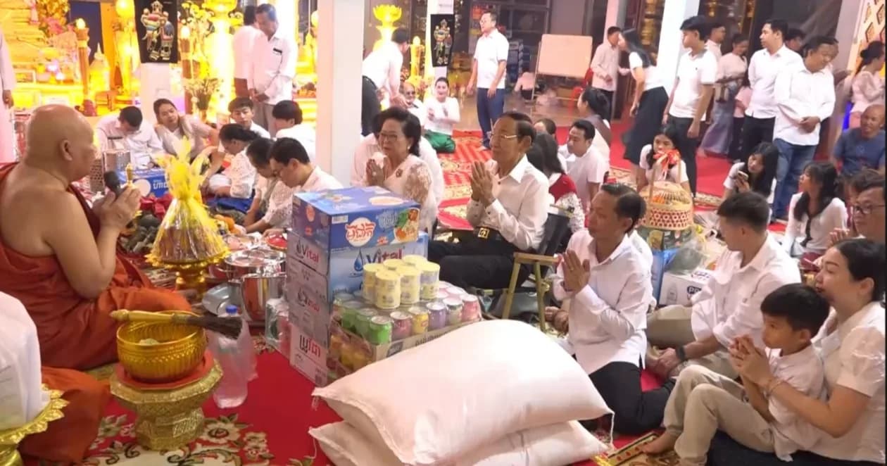 វីដេអូ៖ ទិដ្ឋភាពប្រជាពលរដ្ឋនាំយកចង្ហាន់ និងទេយ្យវត្ថុផ្សេងៗ យកទៅប្រគេនព្រះសង្ឃនិងបង្សុកូលឧទ្ទិសកុសលផលបុណ្យ