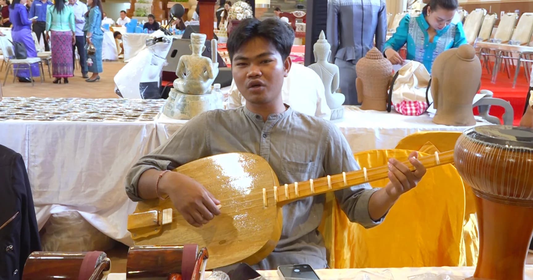 វីដេអូ៖ ចាបុីដងវែងពី លោក ចៅ ភត្រា ក្នុងកម្មវិធីពិព័រណ៍ពាណិជ្ជកម្ម និងផ្សព្វផ្សាយផលិតផល "ភូមិមួយផលិតផលមួយ" ខេត្តសៀមរាប