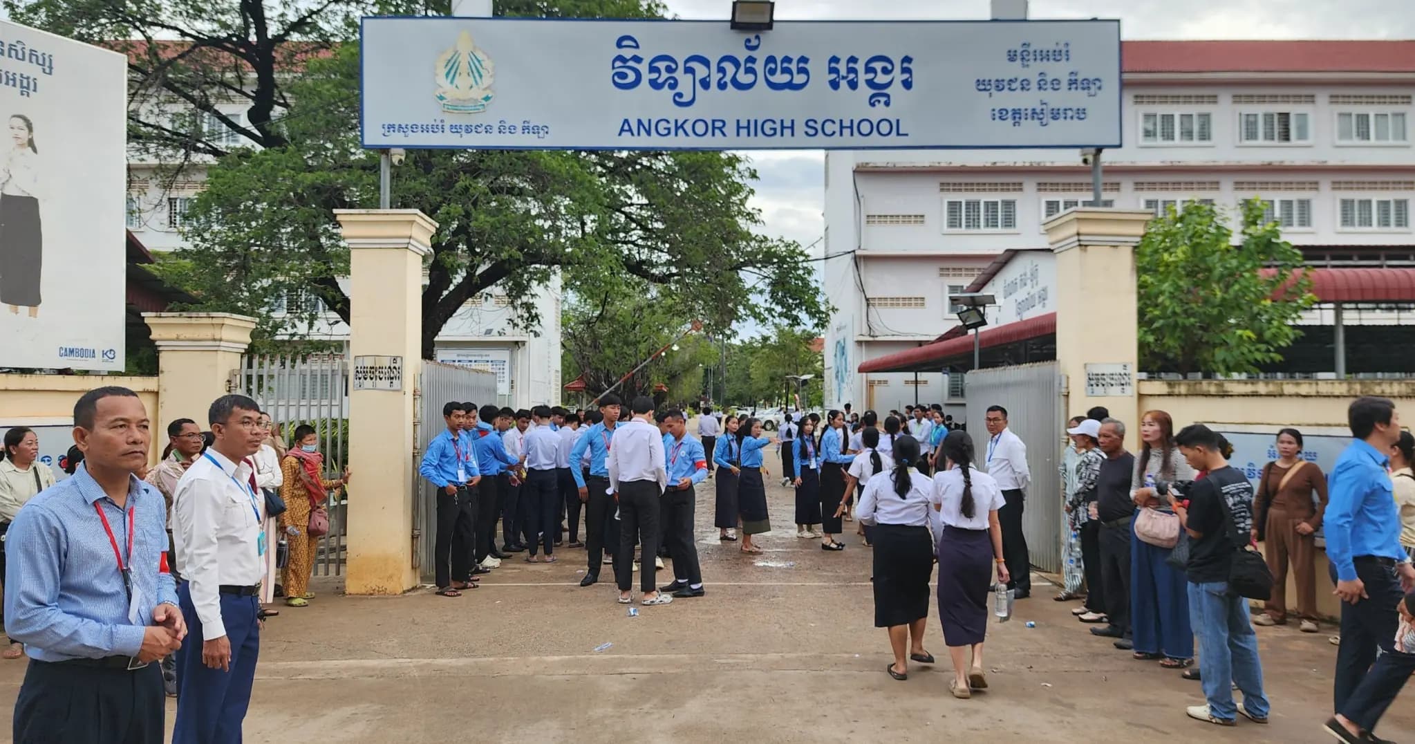 ទិដ្ឋភាព បេក្ខជនចូលប្រឡងសញ្ញាបត្រមធ្យមសិក្សាទុតិយភូមិ ឆ្នាំ២០២៦ មណ្ឌលវិទ្យាល័យអង្គរ (ខាងកើត) សម័យប្រឡង ថ្ងៃទី១០-១១ ខែសីហា ឆ្នាំ២០២៦