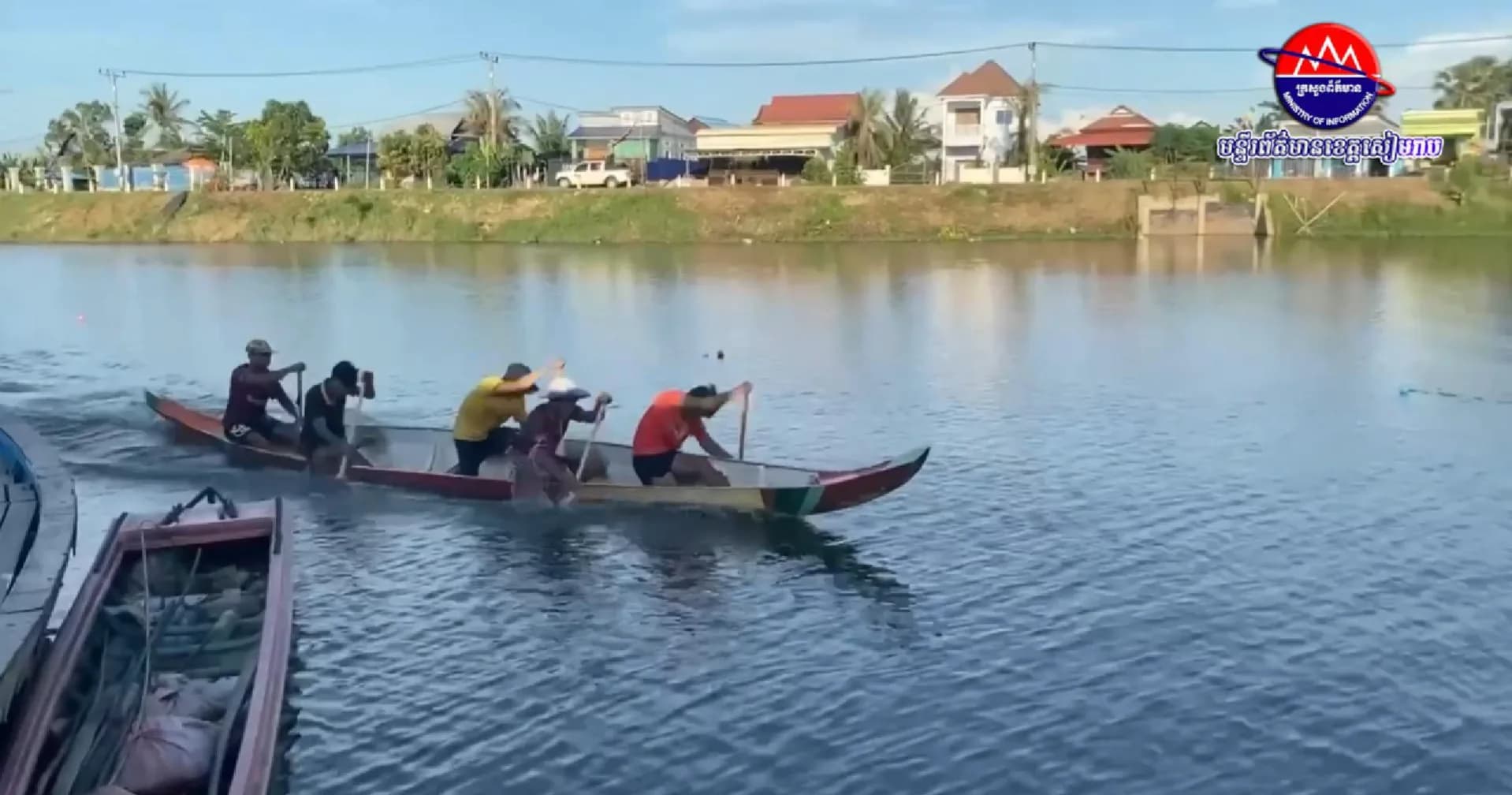 វីដេអូ សកម្មភាពហាត់សមទូក ត្រៀមអបអរសាទរពិធីដង្ហែប្រទីប និងប្រណាំងទូក នៅវត្តអារញ្ញសាគរ